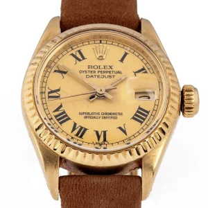 Reloj rolex datejust dial vey rare special oro y piel 6917 con caja de oro y carátula beige, números romanos y correa de piel marrón, diseño exclusivo y sofisticado.