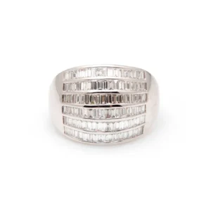 Sortija oro blanco y diamantes Baguettes, diseño elegante con filas de diamantes talla baguette que realzan su brillo exclusivo.