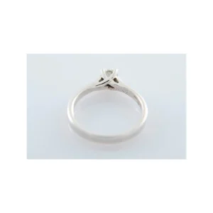 Anillo yanes oro blanco y diamante. Elegancia atemporal para ocasiones especiales.