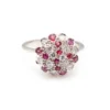Sortija de oro blanco con diamantes y rubies en diseño floral