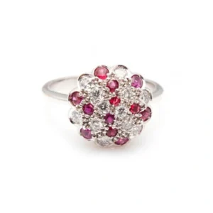 Sortija de oro blanco con diamantes y rubies en diseño floral