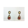 Pendientes largos plata multicolor con diseño en forma de lágrima.