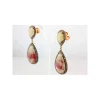 Pendientes largos plata multicolor con diseño en forma de lágrima.