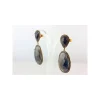 Pendientes con zafiros multicolor y diseño exclusivo en oro amarillo.