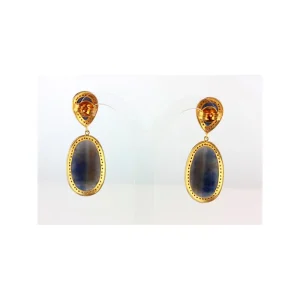 Pendientes con zafiros multicolor y diseño exclusivo en oro amarillo.