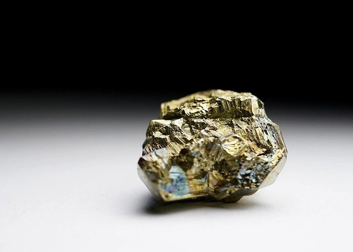 Mineral de oro en bruto, mostrando Cómo se realiza la extracción del oro