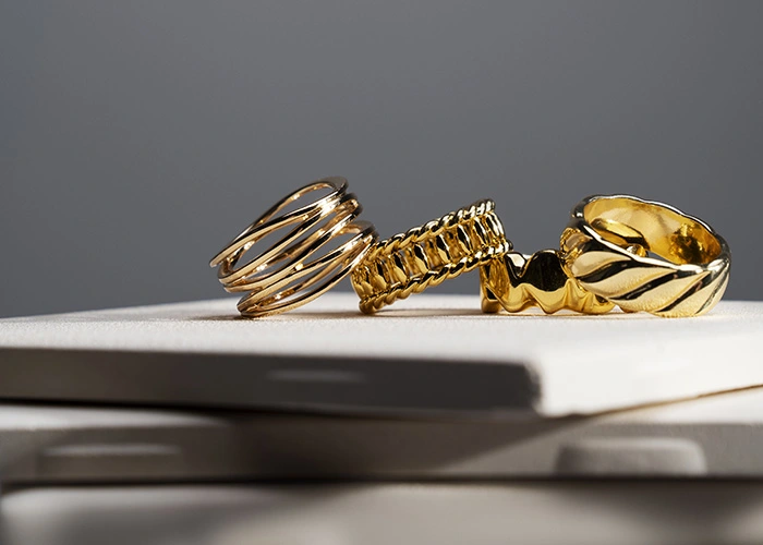 Anillos de oro con diferentes diseños y los sellos de contraste en las joyas