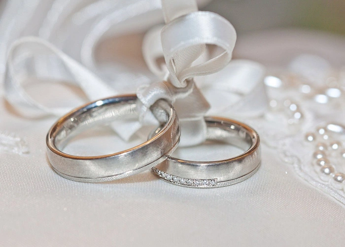 Anillos de oro blanco con cintas, descubre por qué hay oro de diferentes colores