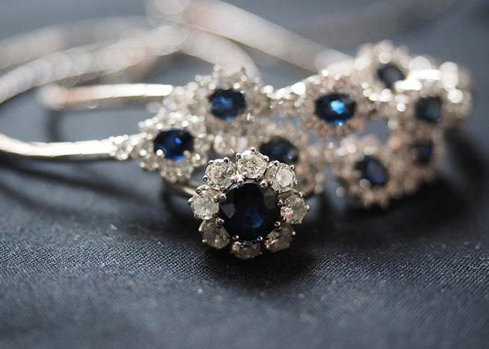 Joyas de plata con gemas azules, trucos caseros para limpiar la plata