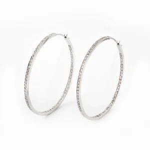 Pendientes aro oro blanco grandes con diamantes brillantes.