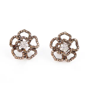 Pendientes de oro blanco en forma de flor con diamantes marrones y blancos.