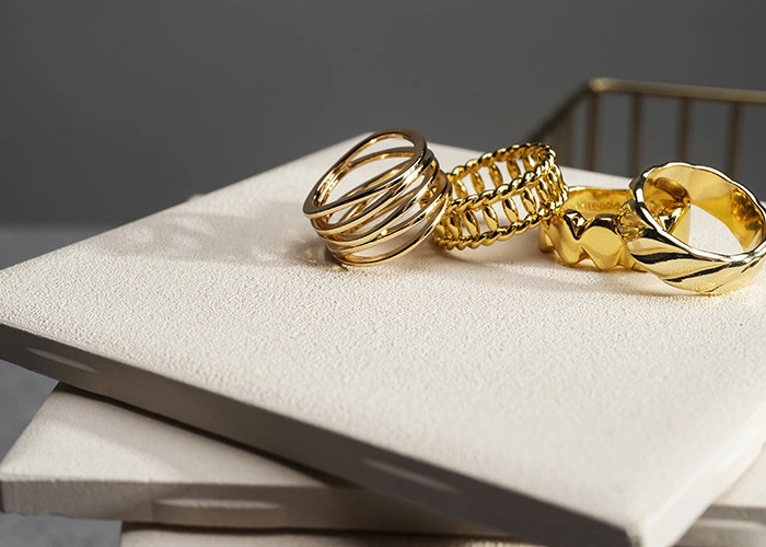 Anillos sobre superficie clara, símbolo de calidad y muestra qué es el oro de Primera Ley en las joyas