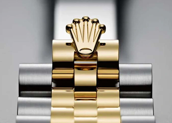 Detalle de brazalete Rolex con el icónico logo en oro, curiosidades sobre Rolex