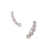 Pendientes trepadores de oro blanco con diamantes en diseño curvo, elegancia moderna y sofisticada.
