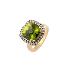 Sortija de Oro Amarillo con Peridoto y brillantes enmarcando, diseño elegante y vibrante.