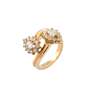 Sortija de oro amarillo 18kt con 24 diamantes en diseño floral, elegancia y sofisticación.