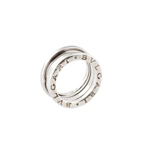 Anillo de Oro Blanco Bvlgari, diseño icónico y sofisticado de lujo contemporáneo.