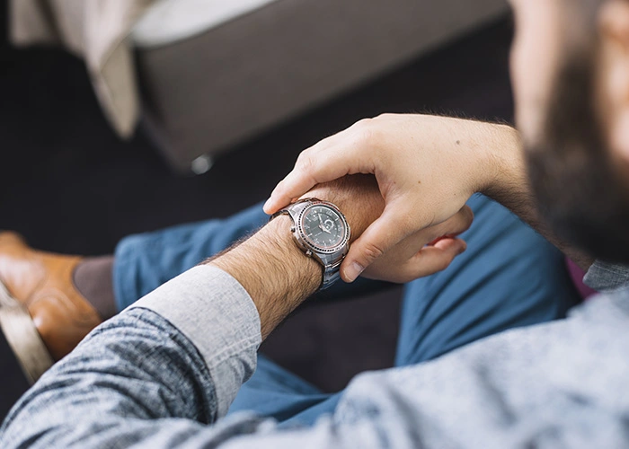 Hombre verificando un reloj en su muñeca, verificando los Consejos para comprar un Rolex de segunda mano