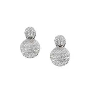 Pendientes de oro blanco con full pave de brillantes, un estilo elegante y deslumbrante que destaca por su sofisticación.