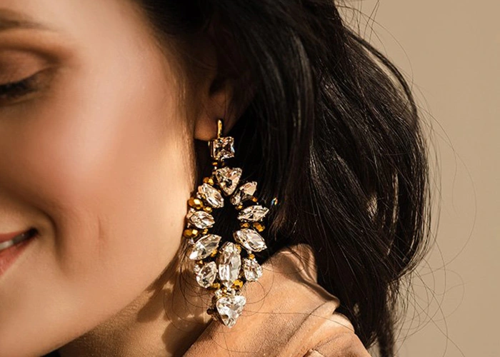 Mujer usando un pendiente El arte de la joyería vintage