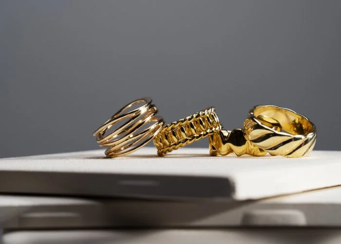 Anillos de oro brillantes sobre una superficie blanca limpiar el oro para que brille