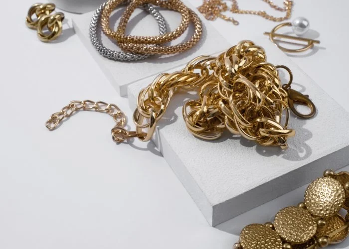 Joyas de oro sobre fondo blanco que resaltan su valor y brillo - ¿Por qué el oro es tan valioso?