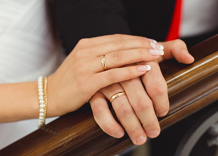 Pareja usando alianzas Cartier en una ceremonia de boda