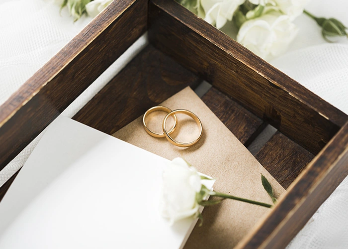 Anillos de segunda mano Madrid Anillos de segunda mano en caja de madera con flores