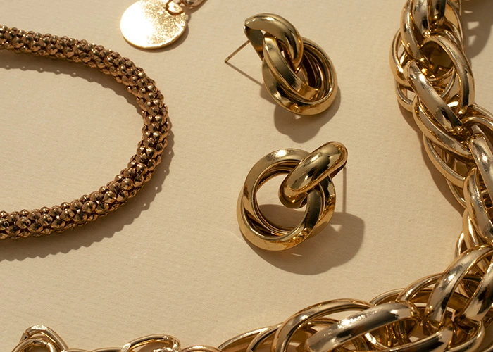 Conjunto de joyas de oro, servicio de compra y venta de joyas en el centro de Madrid