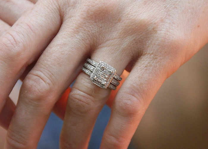 Mano con anillo de plata, servicio de compra y venta de plata en el centro de Madrid