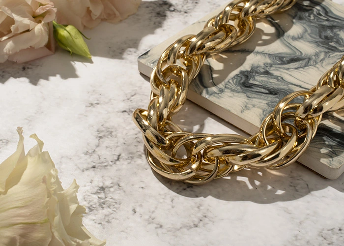 Collar de oro de segunda mano en exhibición, Comprar Oro de Segunda Mano