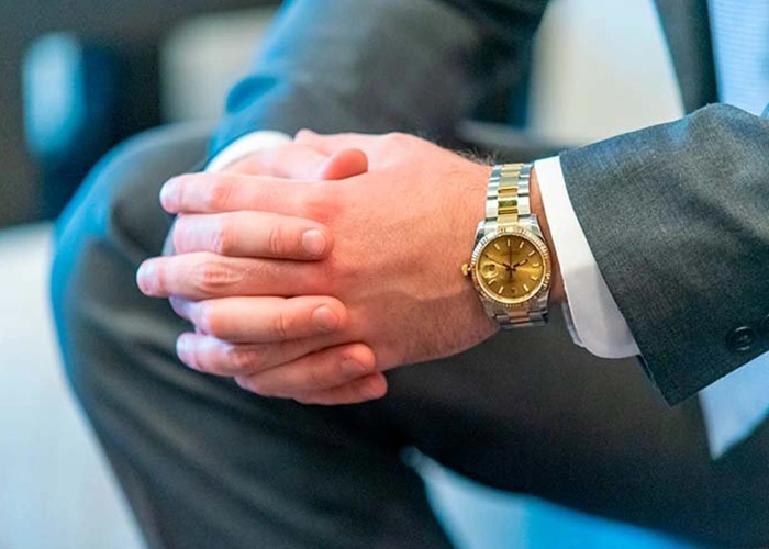 Hombre con reloj Rolex de segunda mano, comprar Rolex de Segunda Mano