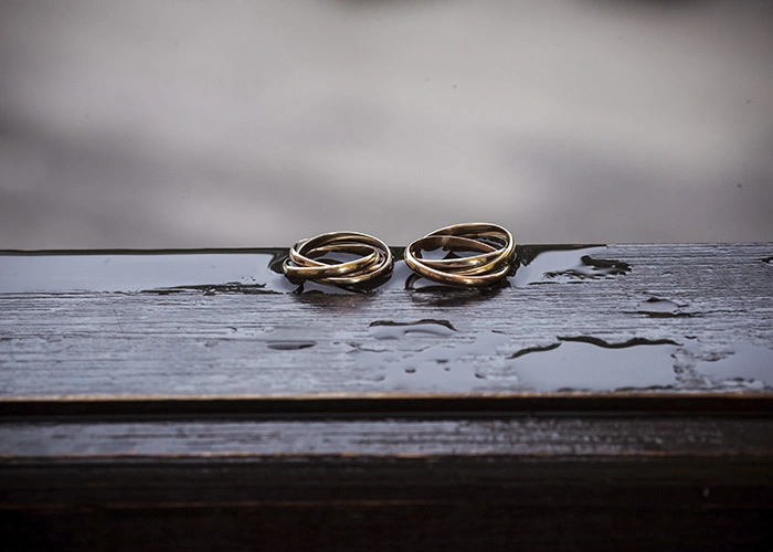 Joyas de Oro Segunda Mano Madrid Anillos de oro de segunda mano en Madrid sobre superficie mojada,Joyas de Oro Segunda Mano Madrid