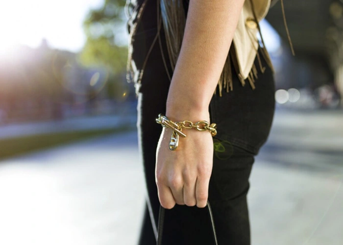 Pulseras de Oro de Segunda Mano Pulseras de oro de segunda mano en muñeca, mostrando elegancia y estilo.