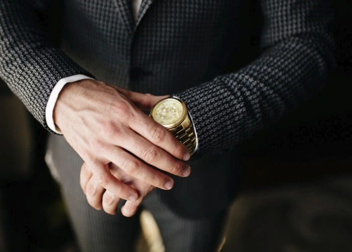 Reloj Rolex Oro Segunda Mano en la muñeca de un hombre, símbolo de lujo y elegancia