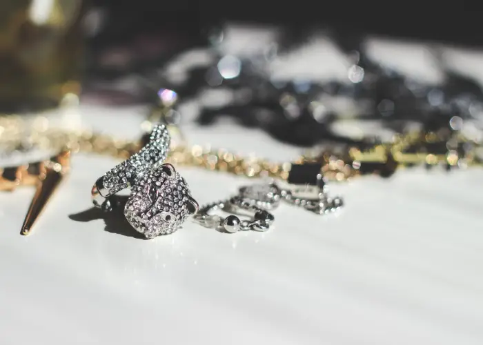 El auge de las joyas de segunda mano con detalles brillantes y diseños únicos.