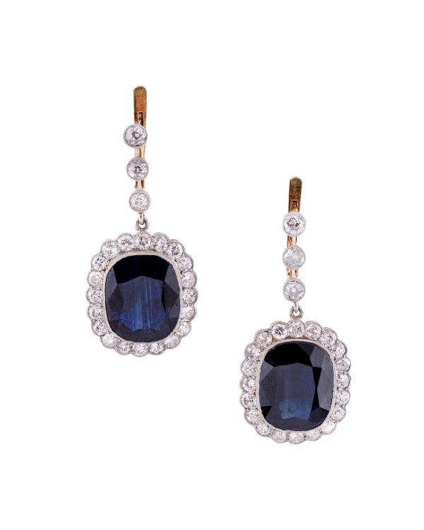 PENDIENTES DE ORO CON VISTAS DE PLATINO, DIAMANTES Y DOS ZAFIROS NATURALES