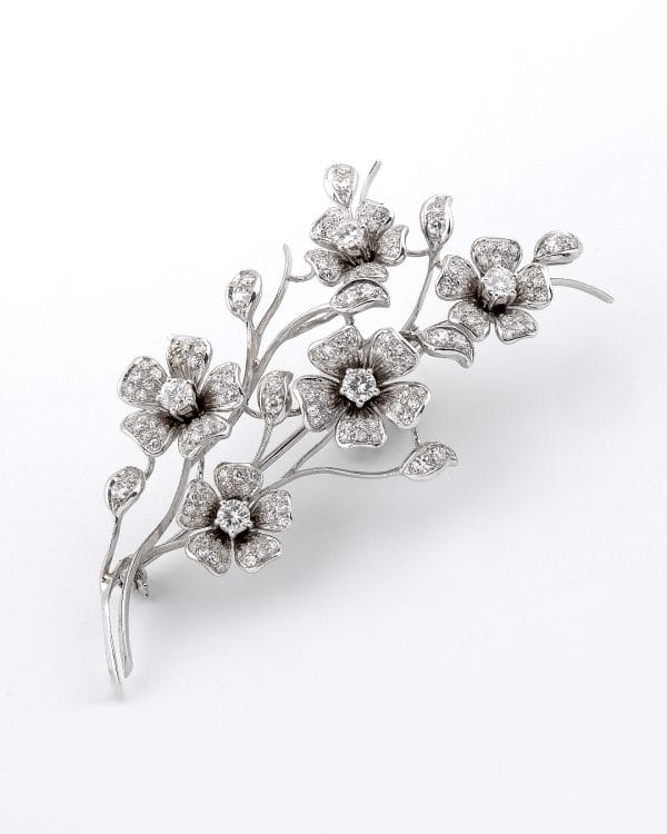 BROCHE FLORAL DE ORO BLANCO CON DIAMANTES