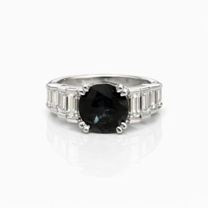 Sortija Oro Blanco 18K con Zafiro 4 ct y Diamantes Baguette 1,20 ct
