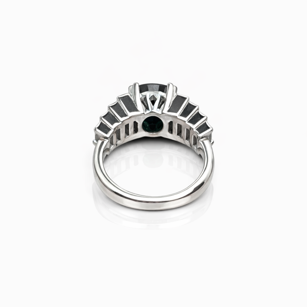 Sortija Oro Blanco 18K con Zafiro 4 ct y Diamantes Baguette 1,20 ct Sortija Oro Blanco 18K con Zafiro 4 ct y Diamantes Baguette 1,20 ct - Imagen 4