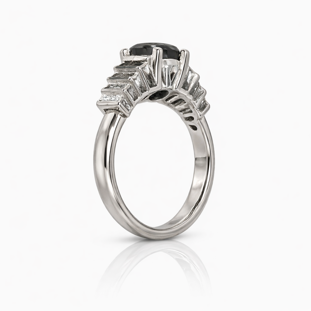 Sortija Oro Blanco 18K con Zafiro 4 ct y Diamantes Baguette 1,20 ct Sortija Oro Blanco 18K con Zafiro 4 ct y Diamantes Baguette 1,20 ct - Imagen 3